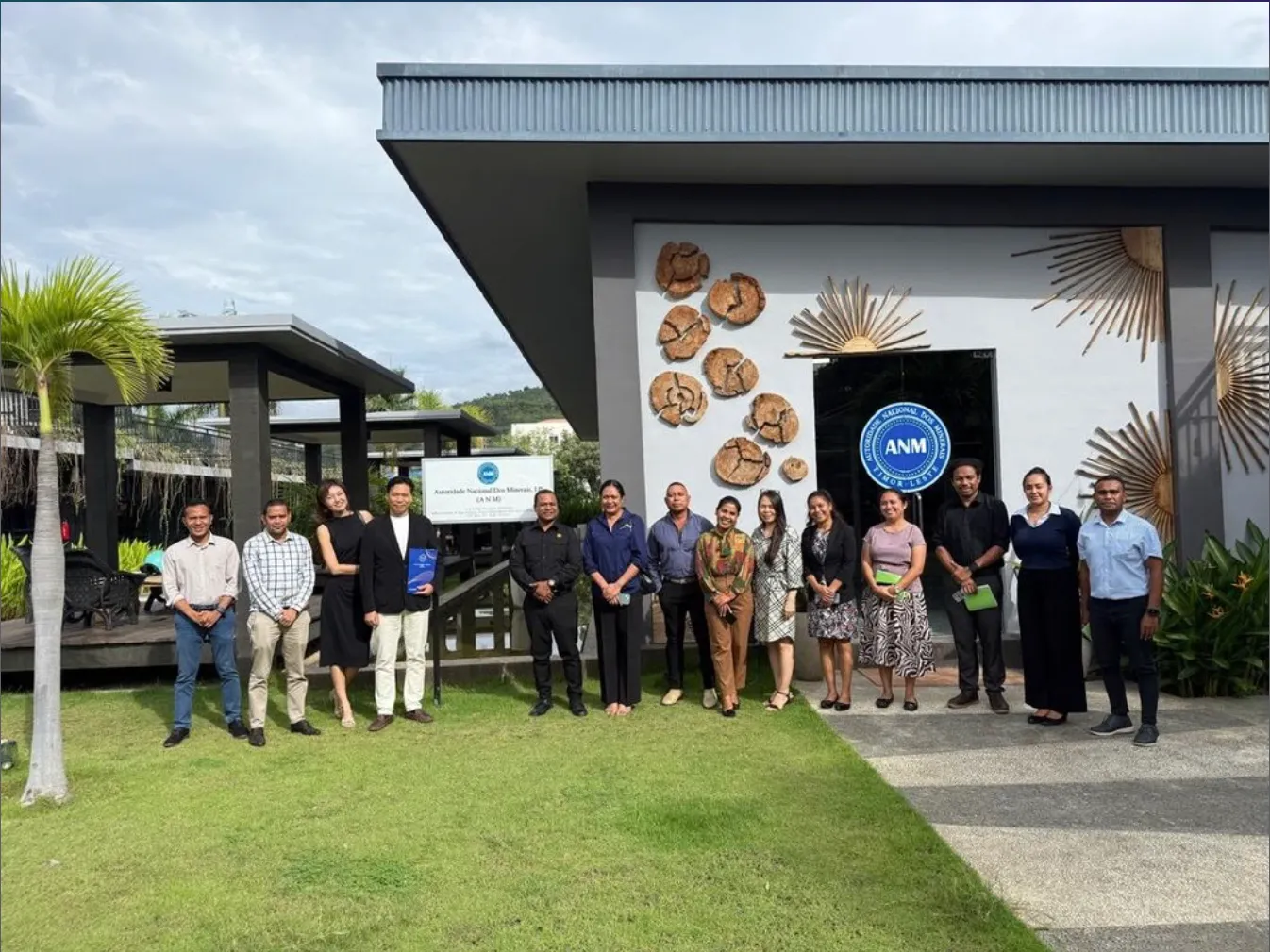 EMG-MRT Ilimanu team receiving the Environmental License from Autoridade Nacional dos Minerais